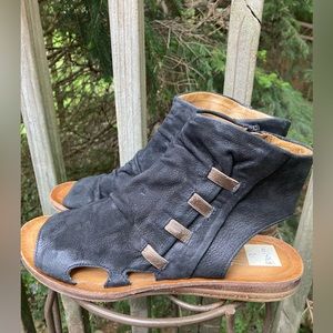 Miz Mooz size 9 black leather zip on ankle sandal barely worn